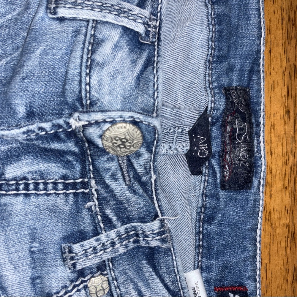 Stylish women’s Silver Jean co. Aiko mid light denim capris. - Picture 5 of 7